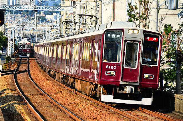 阪急8000系【一部車両は転換クロスシートも装備する阪急初のインバータ