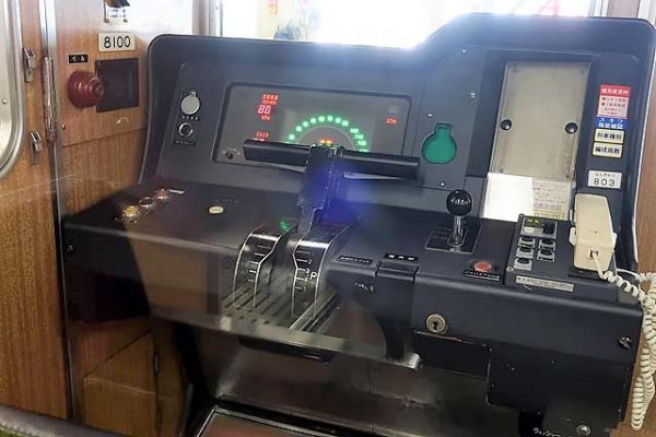 8000系車内