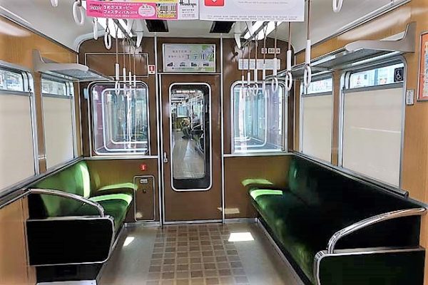 5000系車内