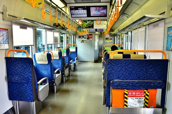 225系5000番台車内